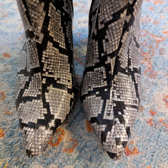 Jeffrey Campbell Women's 8 Raven Snakeskin Heeled Booties Leather Gray Black - Picture 2 of 12